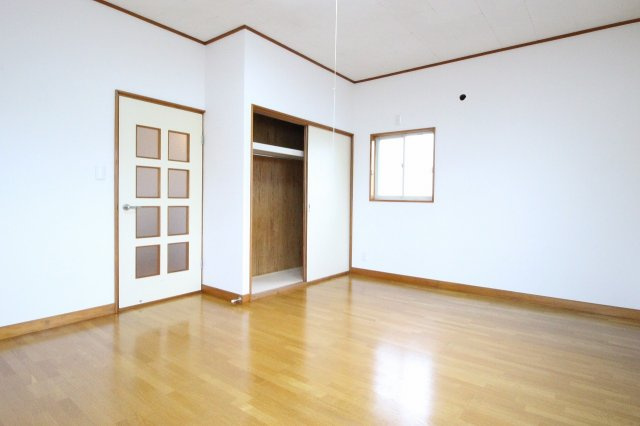 筑西市辻の玄関|安心のダブルロックドア！白いドアが綺麗ですね（2021年7月撮影）