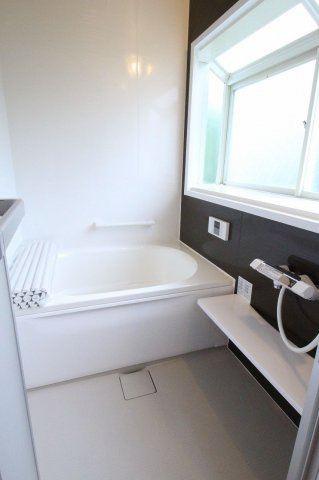 筑西市辻の浴室|ブラウンがアクセントの浴室です！窓が大きくて明るいです（2021年7月撮影）