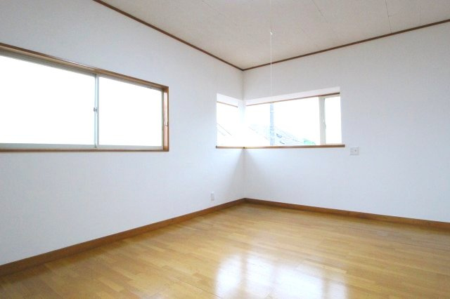 筑西市辻の内装|勝手口あります！床下収納もある便利なキッチンです（2021年7月撮影）