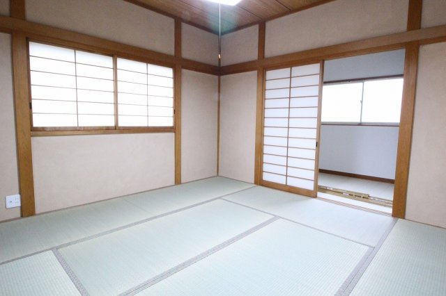 筑西市辻の内装|キッチンと洗面が繋がっていて家事導線が良いですよ！（2021年7月撮影）