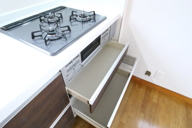 筑西市辻のキッチン|引き出しタイプは上から見えて使いやすいです！（2021年7月撮影）