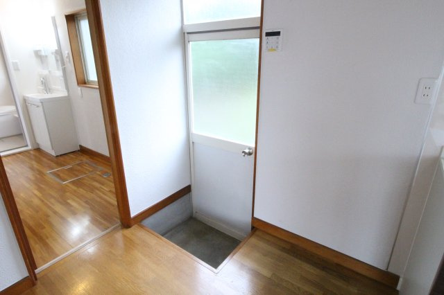 筑西市辻の内装|勝手口があります！キッチンの生ゴミをすぐに外に出せるのでゴミ出しの動線が短くなり、ゴミ出しの効率化が図れます！（2021年7月撮影）