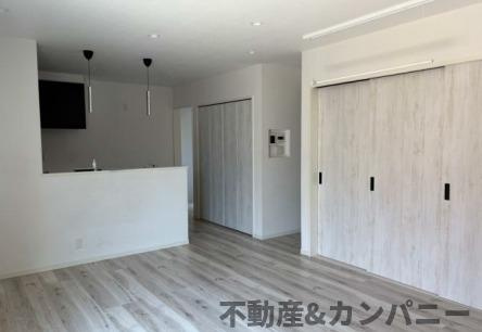 北斎院町中古戸建の居間・リビング|使いやすい居間です