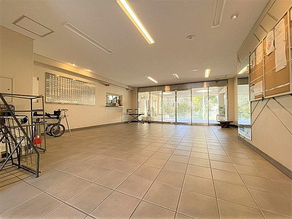 日商岩井緑地公園マンションのエントランス