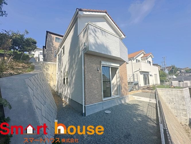 町田市大蔵町　新築最終1棟の前面道路含む現地写真|オシャレな外観は、人の目を引くだけではなく自慢したくなりますね！植木を置いたりアレンジは、自由です。自分の好みに仕上げましょう♪