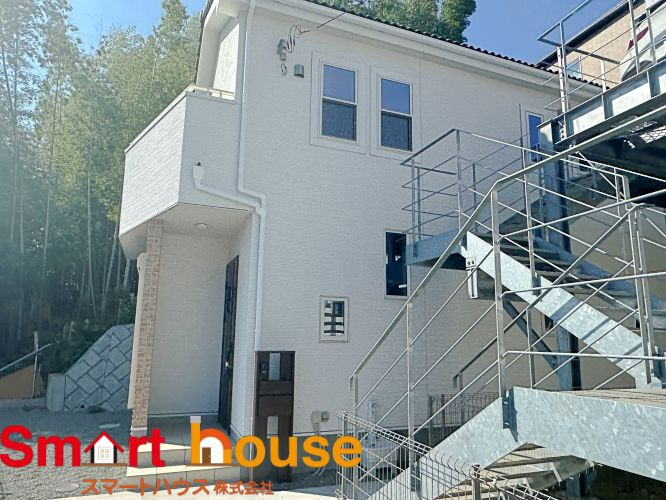 町田市大蔵町　新築最終1棟の外観|外壁が周囲の街並みと青空に生えるお洒落な仕上がり！周囲には高い建物のないエリア。青い空が大きく感じますね。