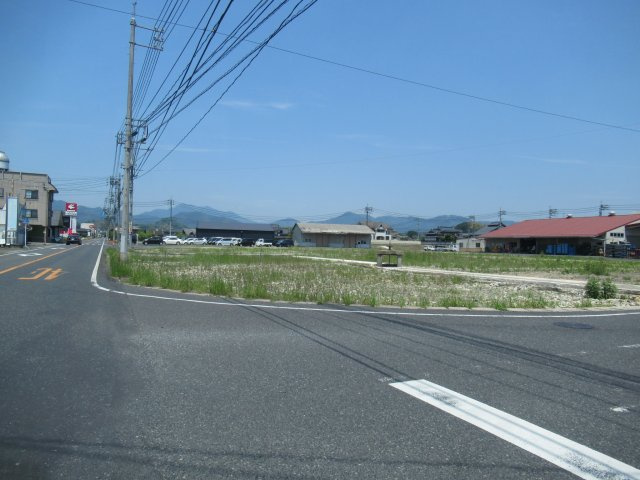 鏡野町　古川　売土地　2,300坪の前面道路含む現地写真