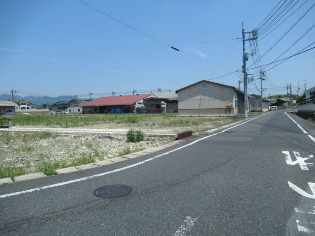 鏡野町　古川　売土地　2,465坪の前面道路含む現地写真