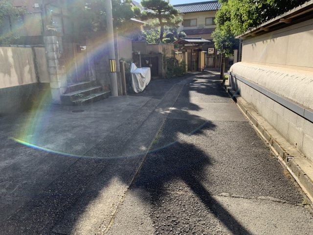 京都市左京区上高野東田町　中古一戸建の前面道路含む現地写真