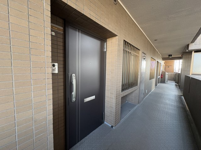 朝日プラザ八木東の玄関|落ち着いた雰囲気の玄関ドア