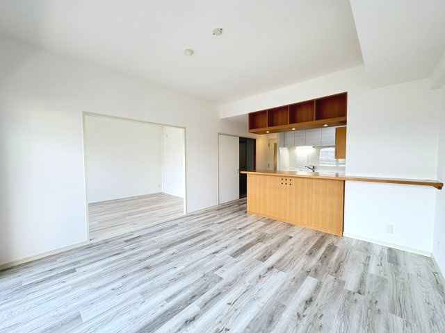 朝日プラザ八木東の居間・リビング|爽やかな通風と採光を存分に感じることができる空間です