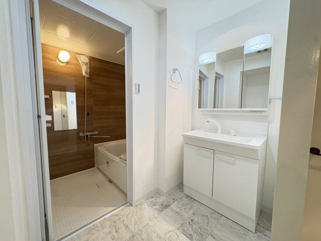 朝日プラザ八木東の洗面所|鏡うらが収納になった3面鏡付き洗面化粧台