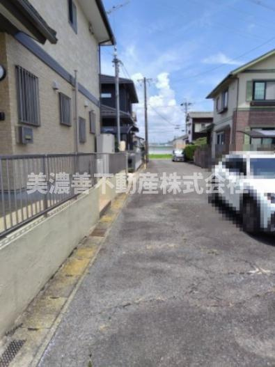 ６５６７６　岐阜市折立村前土地の前面道路含む現地写真