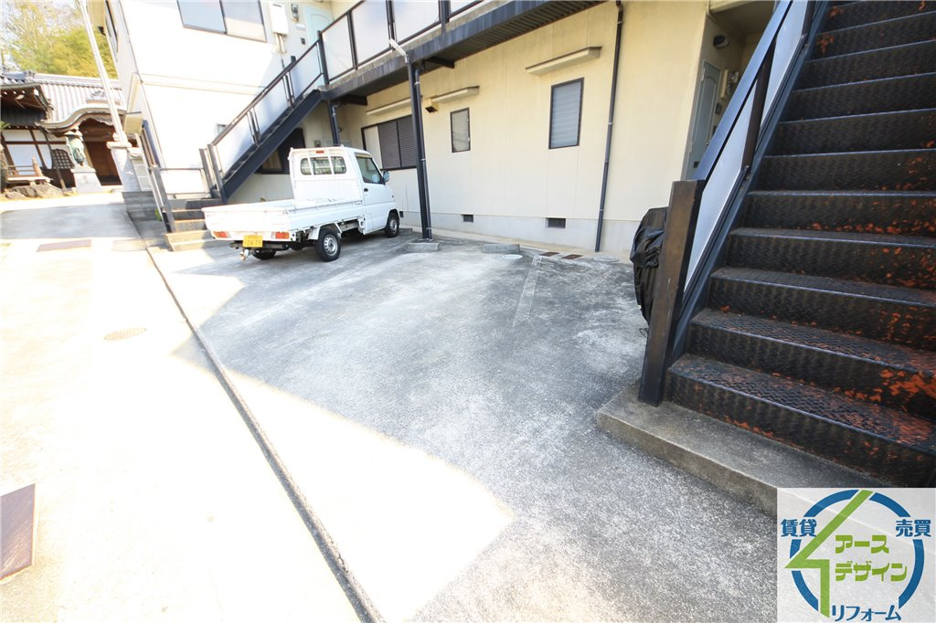 ハイツペルルの駐車場