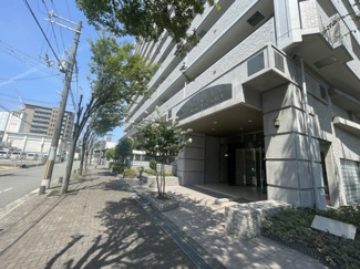 【エントランス】 | 重厚感のあるエントランスが高級感をかもしだしています。