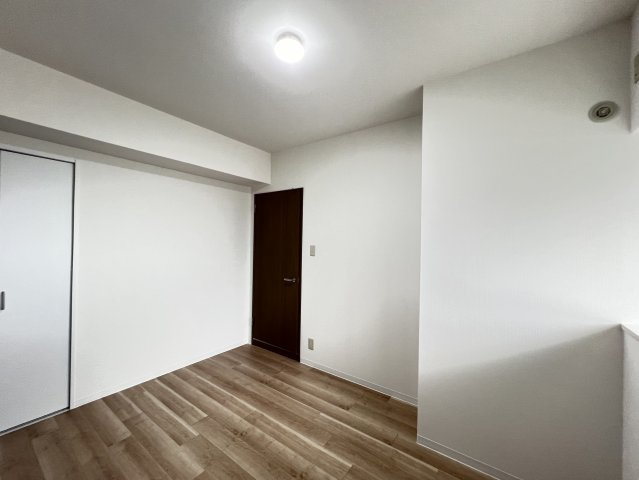 ローレルコート桜井南の寝室|洋室6.4帖　物入れつき