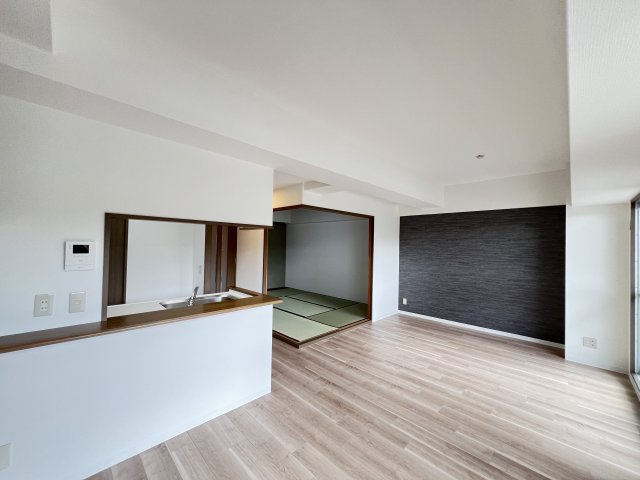 ローレルコート桜井南の居間・リビング|LDK15帖　隣に和室あり