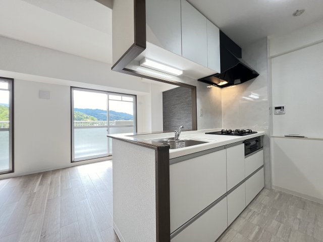 ローレルコート桜井南のキッチン|ホワイトを基調としたシステムキッチン