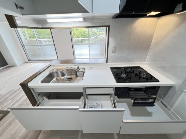 ローレルコート桜井南のキッチン|引き出し収納が使いやすいキッチン