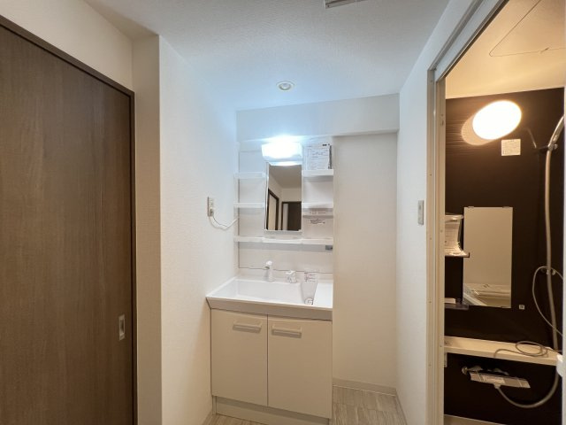 ローレルコート桜井南の独立洗面台|シャワー付き洗面化粧台