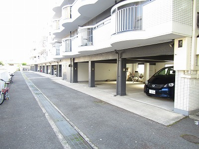 フラット34茨木の駐車場