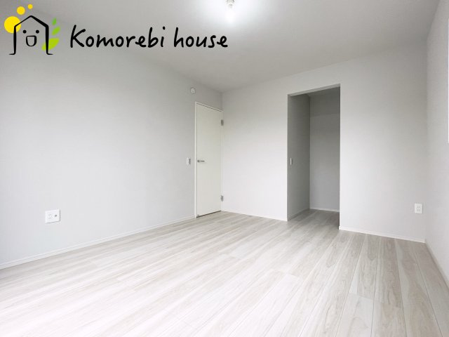 さいたま市西区指扇　15期　新築一戸建て　LIGARE　02の寝室|落ち着いた色調の寝室です