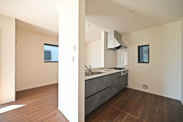 リーブルガーデン西昆陽1丁目新築一戸建て│4LDK+駐車1台可のキッチン|1階キッチンユニット越しに撮影した内観写真です。 キッチンに小窓が設けており、調理で煙だらけになってもすぐに換気できます。