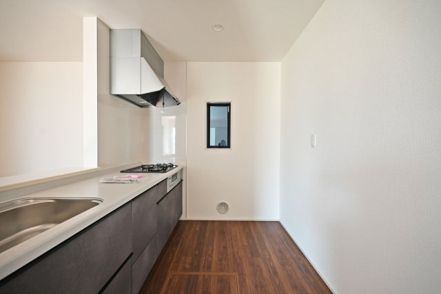 リーブルガーデン西昆陽1丁目新築一戸建て│4LDK+駐車1台可のキッチン|1階キッチンにはお好みのカップボードや500L以上の家庭用冷蔵庫を配置しても作業スペースが十分に確保できる広さと奥行で設計しています。