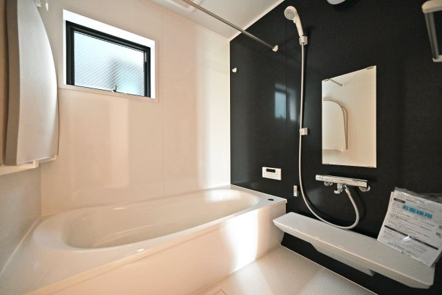 リーブルガーデン西昆陽1丁目新築一戸建て│4LDK+駐車1台可の浴室|1階浴室の内観写真です。浴室暖房乾燥機付きのユニットバス。1坪超の小窓付きで広々としており、1日の疲れをしっかり癒せる空間となっております。