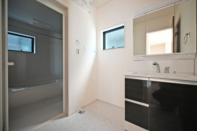 リーブルガーデン西昆陽1丁目新築一戸建て│4LDK+駐車1台可の独立洗面台|1階洗面台は3面鏡裏収納付きのドレッサーを採用しています。小窓も設けているため、電気乾燥機等によりこもる湿気もしっかり排出できます。