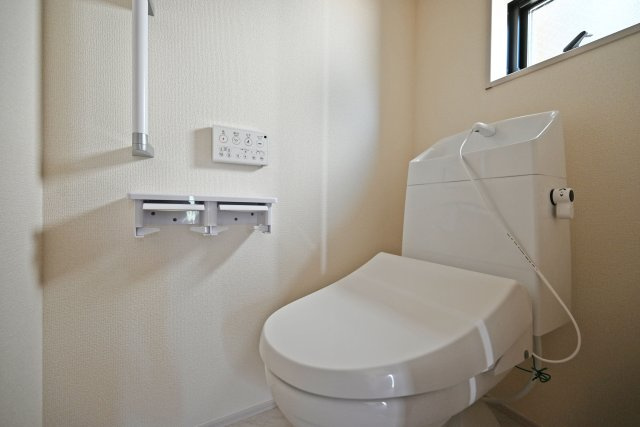 リーブルガーデン西昆陽1丁目新築一戸建て│4LDK+駐車1台可のトイレ|1・2階に1か所ずつウォッシュトイレを導入しています。