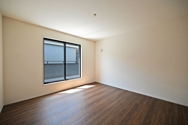 リーブルガーデン西昆陽1丁目新築一戸建て│4LDK+駐車1台可の洋室|2階主寝室想定洋室に入ってすぐの内観写真です。広さは約8帖でクイーンベットの配置も可能です。全室洋室・フローリング仕様◎ナチュラルな木目と上品な色合いが魅力的な居住スペースとなっております。