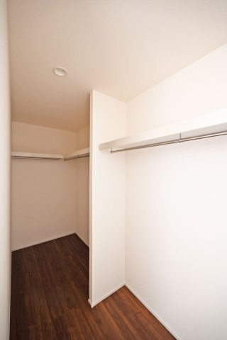 リーブルガーデン西昆陽1丁目新築一戸建て│4LDK+駐車1台可の収納|各居室にWICL付。ダウンライトを設け、ハンガーレールに枕棚を設置することで明るく見やすい大容量収納を実現しています。