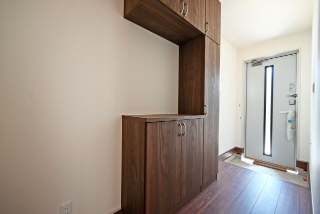 リーブルガーデン西昆陽1丁目新築一戸建て│4LDK+駐車1台可の玄関|1階玄関をホール側から撮影した内観写真です。 シンプルな玄関扉にシューズボックスを配置したオーソドックスな玄関です。