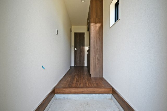 リーブルガーデン西昆陽1丁目新築一戸建て│4LDK+駐車1台可の玄関|1階玄関入ってすぐの内観写真です。 上部まで収納があるシューズBOX付き。 毎日使う玄関回りも常に片付いた状態を維持できそうです。