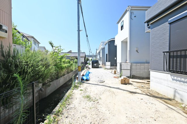 リーブルガーデン西昆陽1丁目新築一戸建て│4LDK+駐車1台可の前面道路含む現地写真|東側道路幅は約4.0ｍ幅です。