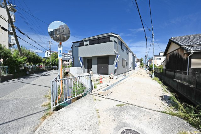 リーブルガーデン西昆陽1丁目新築一戸建て│4LDK+駐車1台可の前面道路含む現地写真|6号棟側から撮影した前面道路含む、現地全体外観写真です。
