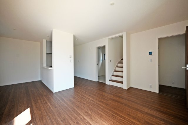 リーブルガーデン西昆陽1丁目新築一戸建て│4LDK+駐車1台可の居間・リビング|1階LDKの内観写真です。
LDKは約16.5帖でゆとりある広さです。 インテリア配置に困らない間取り設計に加え、お子様のいる世帯に必要な部屋数を備えた物件です。