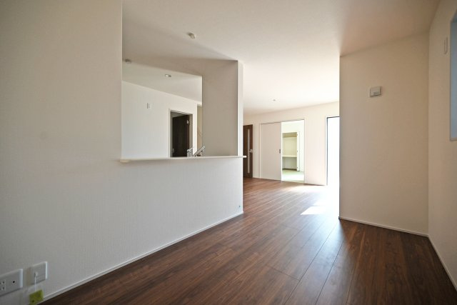 リーブルガーデン西昆陽1丁目新築一戸建て│4LDK+駐車1台可の居間・リビング|キッチンは対面式ながらカウンタータイプの為手元を隠しながら調理とコミュニケーションの両立が可能。実用性と意匠性を兼ね備えたLDKに仕上がりました。キッチンからの配膳効率も良いのが魅力です。