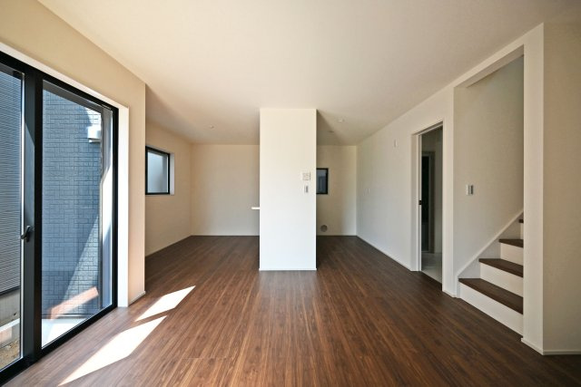 リーブルガーデン西昆陽1丁目新築一戸建て│4LDK+駐車1台可の居間・リビング|1階LDKを和室側から撮影した内観写真です。
対面式キッチンやリビング階段で家族同士のつながりを感じやすい設計を基調としています。