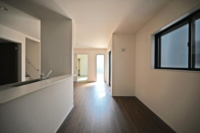 リーブルガーデン西昆陽1丁目新築一戸建て│4LDK+駐車1台可の居間・リビング|1階LDKをダイニング側から正面に撮影した内観写真です。 ダイニングは「誰かが座っても通行の邪魔にならない」ストレスフリーの広さを確保。キッチンからの配膳効率も良いのが魅力です。