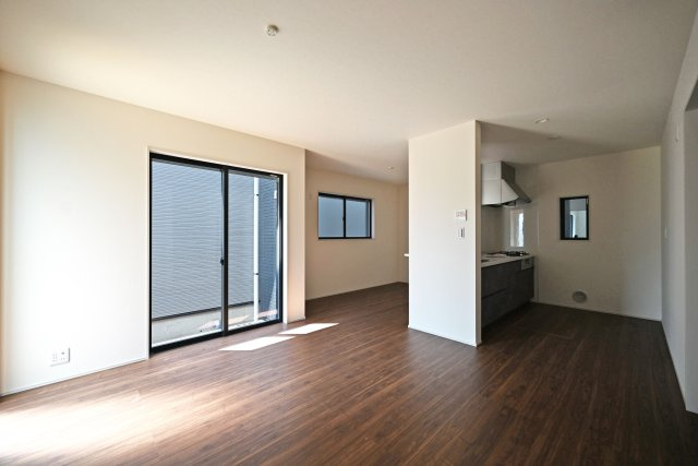 リーブルガーデン西昆陽1丁目新築一戸建て│4LDK+駐車1台可の居間・リビング|1階LDKに入ってすぐの内観写真です。対面式キッチンで家族同士のつながりを感じやすい設計を基調としています。 1階に水回りが配置されている為、家事動線良好です。