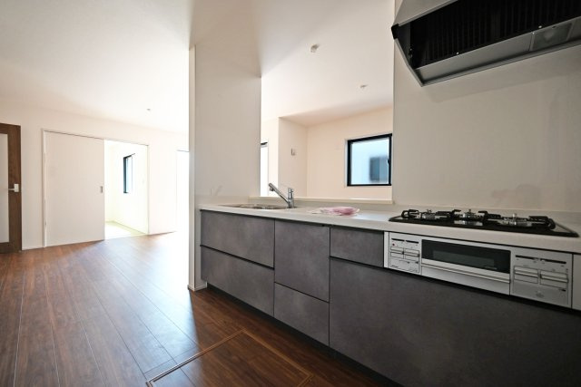 リーブルガーデン西昆陽1丁目新築一戸建て│4LDK+駐車1台可のキッチン|1階キッチンの奥側から撮影した内観写真です。 キッチンは2550mm幅のシステムキッチンを導入しています。