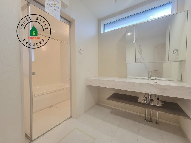 福岡市早良区重留7丁目第1-6棟（3号棟）の脱衣所|ゆとりの洗面スペースで朝の身支度もスムーズに。暮らしを快適に変えるシャワー付洗面台です！