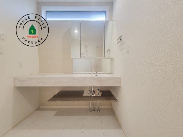 福岡市早良区重留7丁目第1-6棟（3号棟）の独立洗面台|毎日使うものだから清潔な空間を保ちたい水回り。洗面にはそんな願いを解消させてくれる収納アイデアが満載です。三面鏡の裏側にはキャビネットが現れ小物から背の高い物まで収納できます。