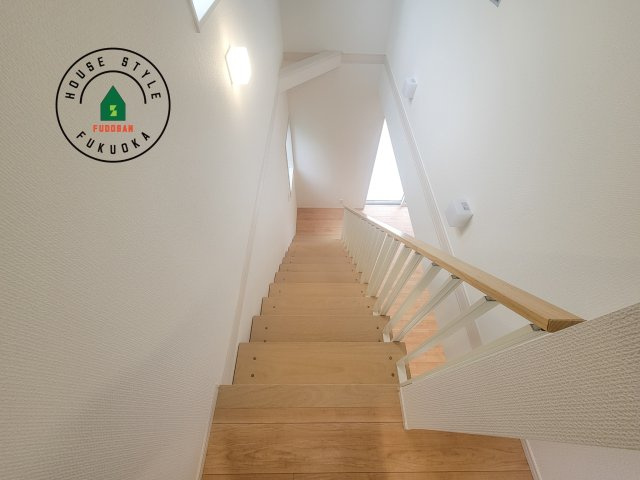 福岡市早良区重留7丁目第1-6棟（3号棟）の内装|＜手すり付階段＞手すりがないと階段の昇り降りで危険なことはもちろん、壁に手をつきながら歩くことで壁紙が汚れやすくなります。すべての方に快適に昇り降りしていただくため、手すりを設置しました。
