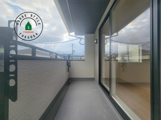 福岡市早良区重留7丁目第1-6棟（3号棟）のバルコニー|風をしっかりと感じられるバルコニーでは、毎日が洗濯日和です。広々としているので洗濯も楽しくなるでしょうし、気分転換にバルコニーからの眺めを楽しむのもいいでしょう。