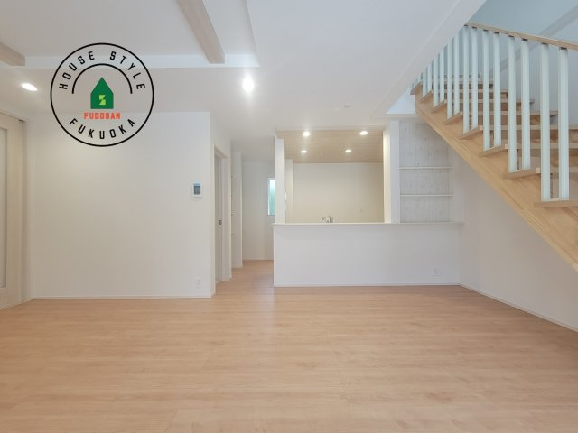 福岡市早良区重留7丁目第1-6棟（3号棟）の居間・リビング|キッチンからリビングをしっかり確認できます。家族の笑顔があふれる空間になりそうですね。