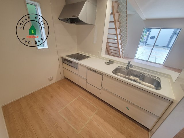 福岡市早良区重留7丁目第1-6棟（3号棟）のキッチン|ダイニングテーブルへの配膳がラクラク、お料理はかどるカウンター付きシステムキッチン！