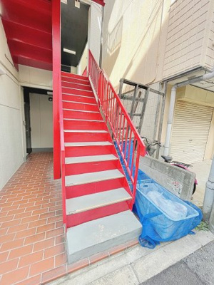 【周辺】 | ブライクルマンション | 緩やかな階段で手すりも付いているので安心です